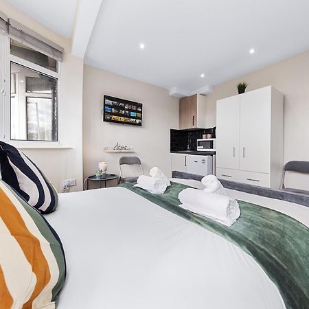Serviced Ensuite Modern Studio - Sleeps 2 - Near Wembley Stadium - Good Transport Link To Central London - Harrow Ha3 Hatch End Esterno foto
