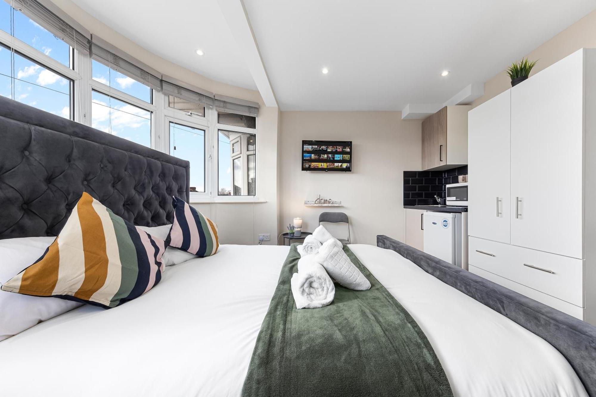 Serviced Ensuite Modern Studio - Sleeps 2 - Near Wembley Stadium - Good Transport Link To Central London - Harrow Ha3 Hatch End Esterno foto